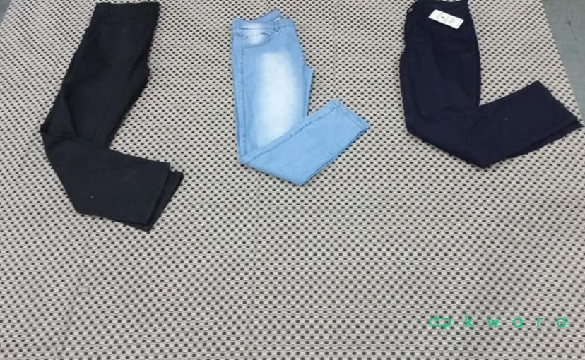 Aprox. Aprox. 11 Calças Jeans Masculinas diversas  - saldo a - KO4234 - foto 2