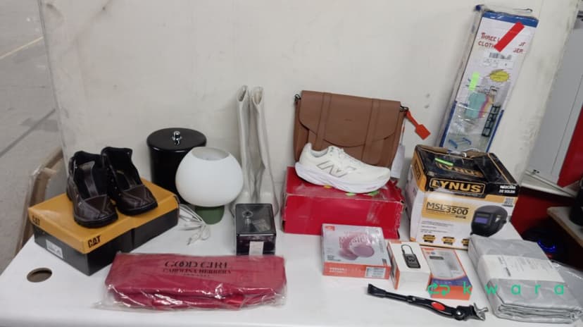 Aprox. 150 itens: Pneus, Luminárias, Fones, Cabeceiras de Cama, Sapatos, Roupas Diversas - foto 1