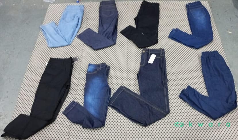 Aprox. Aprox. 11 Calças Jeans Masculinas diversas  - saldo a - KO4234 - foto 1