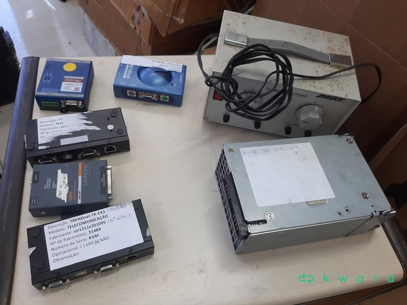 Caixa de Som Amplificada, 32 Aparelhos de Celular Diversos, Receptor Microfone, Etiquetadora Brady, Codin Controle de Acesso, Trendnet Tk-Ex2, Kvm e Testador - foto 1