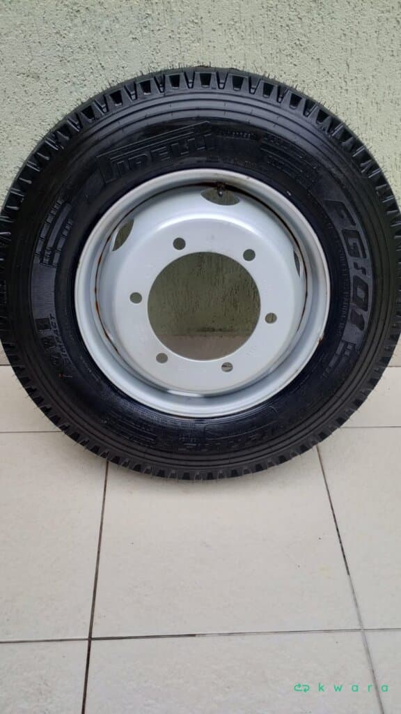 10 Pneus Pirelli Aro 17.5 com Rodas de Ferro ( Novos sem uso ) - foto 2