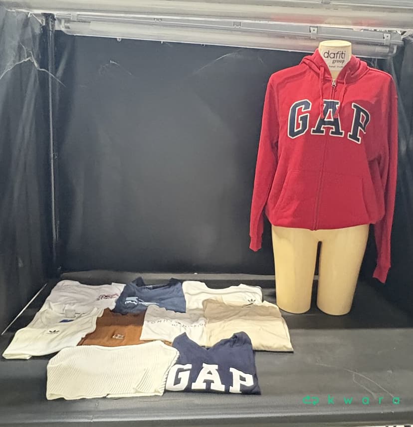 Aprox. 127  Roupas diversas (Camisetas, vestidos e outros) - AVAVENVES070 - foto 1