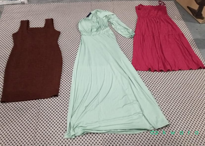 Aprox. 10 Vestidos diversos  - saldo a - KO4235 - foto 3