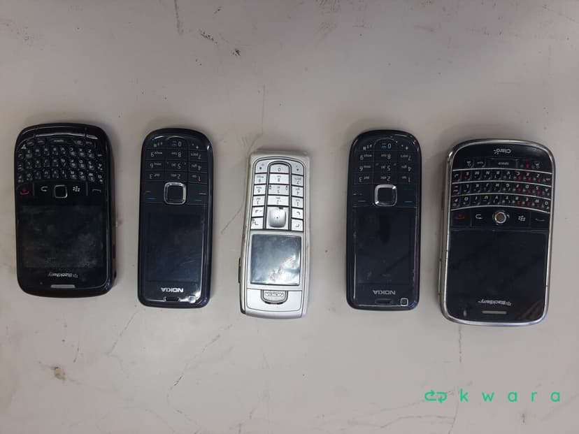 Caixa de Som Amplificada, 32 Aparelhos de Celular Diversos, Receptor Microfone, Etiquetadora Brady, Codin Controle de Acesso, Trendnet Tk-Ex2, Kvm e Testador - foto 5
