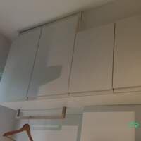 Armário suspenso com 4 portas, bancada de pedra, cuba inox, torneira, armário com 2 portas e acabamento para Lavadora (Não inclui utensílios e eletros) - foto 3