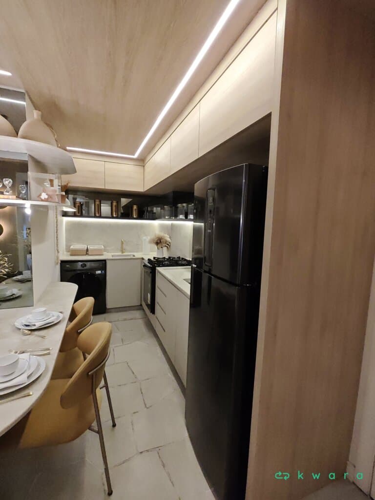 Armário suspenso em L com 6 portas falsas, prateleira suspensa em L, pedra em L com 2 cubas inox, 2 torneiras, espaço para eletrodomésticos, gabinete com 4 portas e 4 gavetas falsas - foto 1
