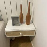 Guarda roupa  com 3 portas sendo 2  de correr nicho, cabeceira e 2 mesas de cabeceira com gaveta (não inclui itens) - foto 2