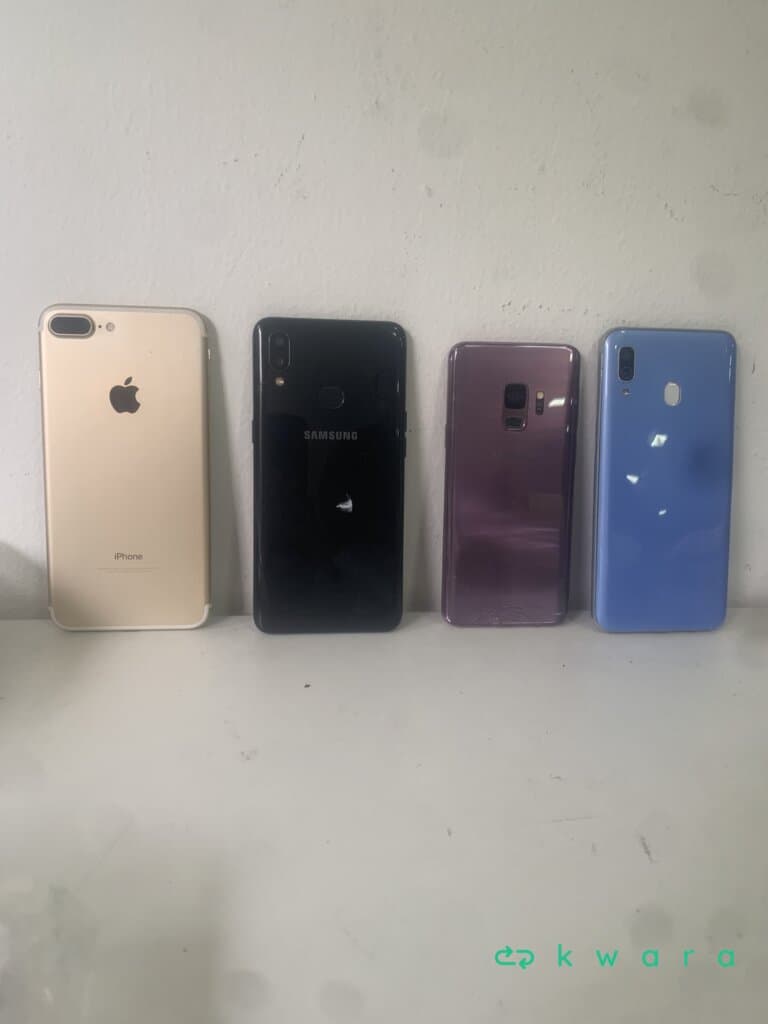 4 Celulares diversos - Iphone e 3 Samsung - foto 1