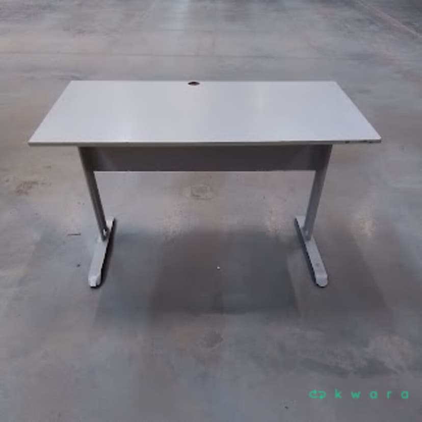 Aprox. 11 Itens: 1 Mesa redondas de ferro preta, 1 mesa de pc quadrada, 1 mesa redonda de reunião, 3 estações de trabalho de  e 5 apoios ergonômicos para os pés - VEN ATIVO 83 - foto 1