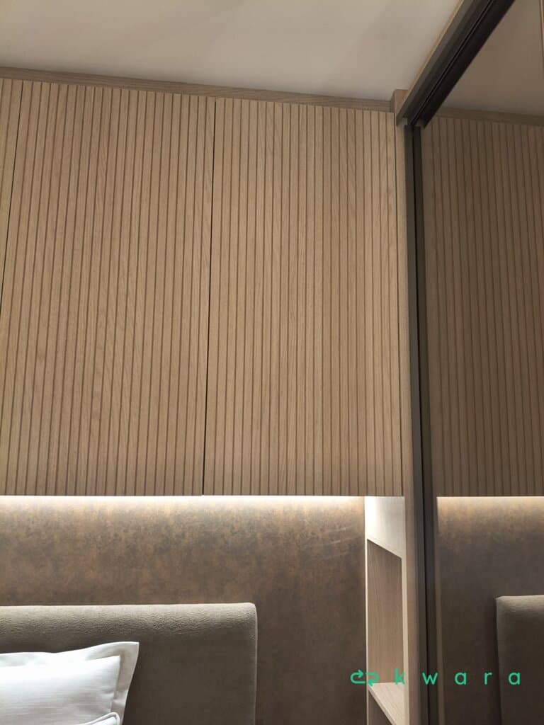 Armário com 2 portas de vidro de correr, armário suspenso com 5 portas falsas e mesa de canto com 2 portas falsas (Não inclui decorações) - foto 4