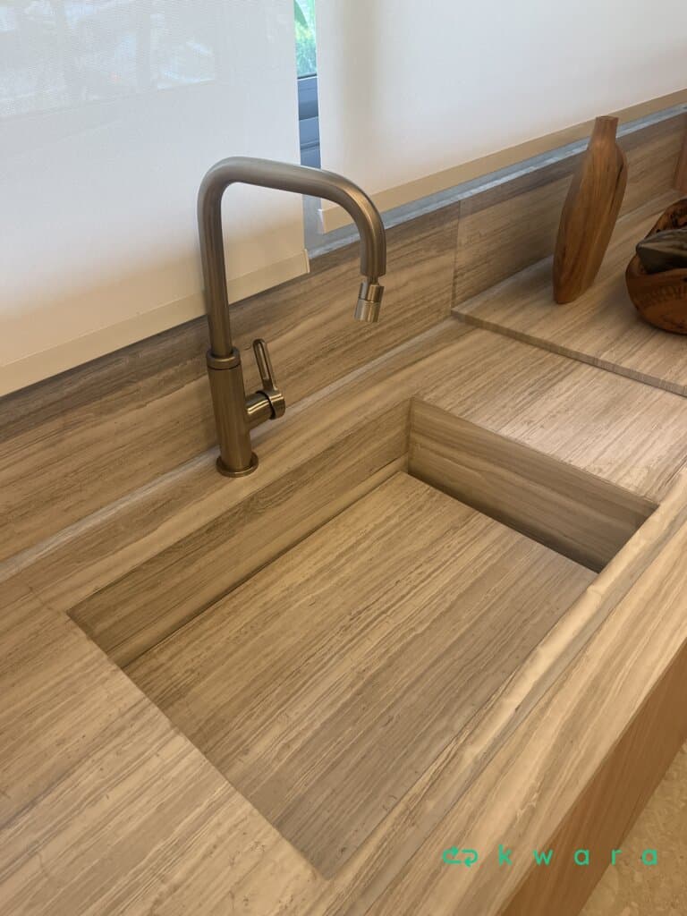 Armário completo, pedra com cuba esculpida, 2 torneiras Deca, gabinetes, espaços para eletrodomésticos, banco lateral com encostos e futon - foto 10