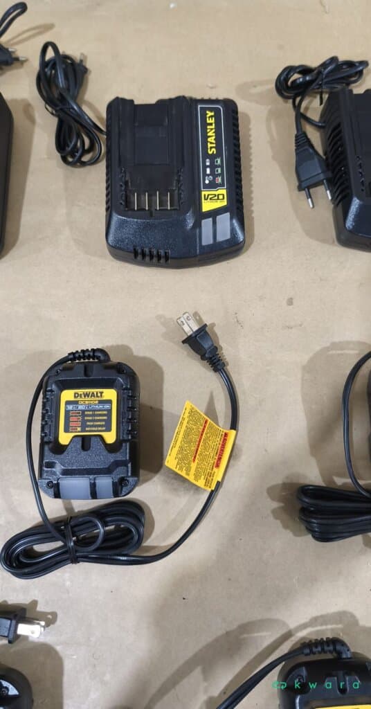 8 Carregadores De Bateria - Dewalt E Stanley -  - Saldo A -  KR5593 - foto 3