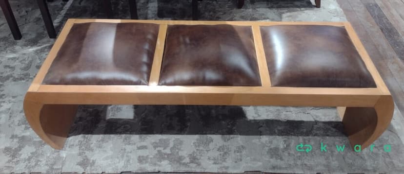 Banqueta de 3 lugares produzida em madeira maciça e assentos em couro ecológico medindo 0.38 cm de altura, 0.46 cm de profundidade e 1.45 cm de comprimento. - foto 1