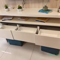 Painel e rack com 3 gavetas (não inclui itens de decoração e televisor) - foto 2