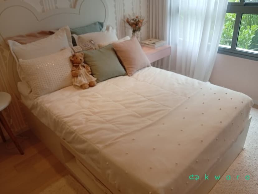 Aprox. 11 Itens: 4 Travesseiros, 5 almofadas, 1 capa para colcão e 1 pelucia - foto 1
