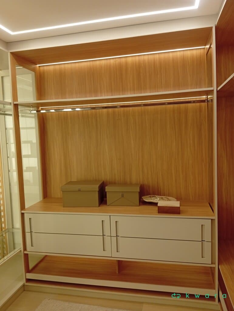 Closet em U com 9 prateleiras e 4 gavetas - foto 4