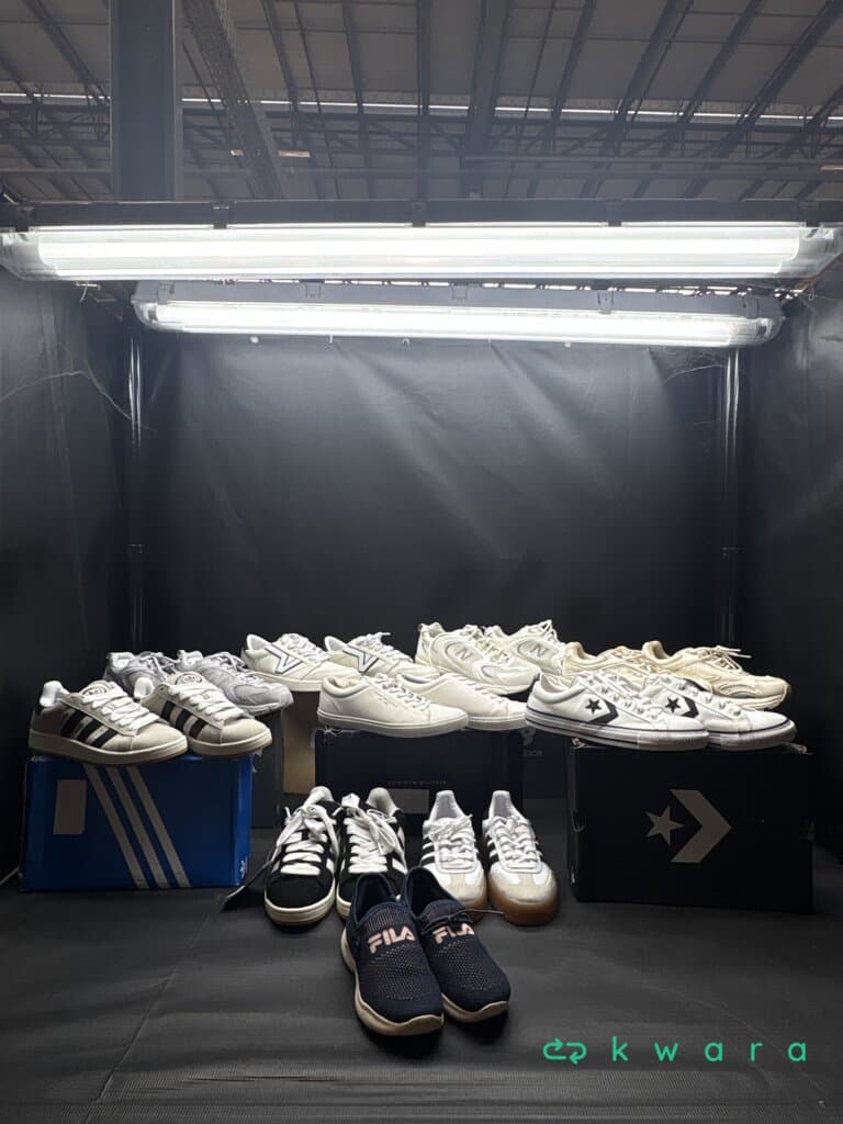 Aprox. 128 Pares de calçados (Slip On, tênis, sandálias e outros) - AVAVENCAL124 - foto 1