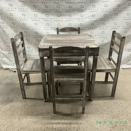 Mesa de madeira quadrada com 4 cadeiras (com avaria) - foto 1