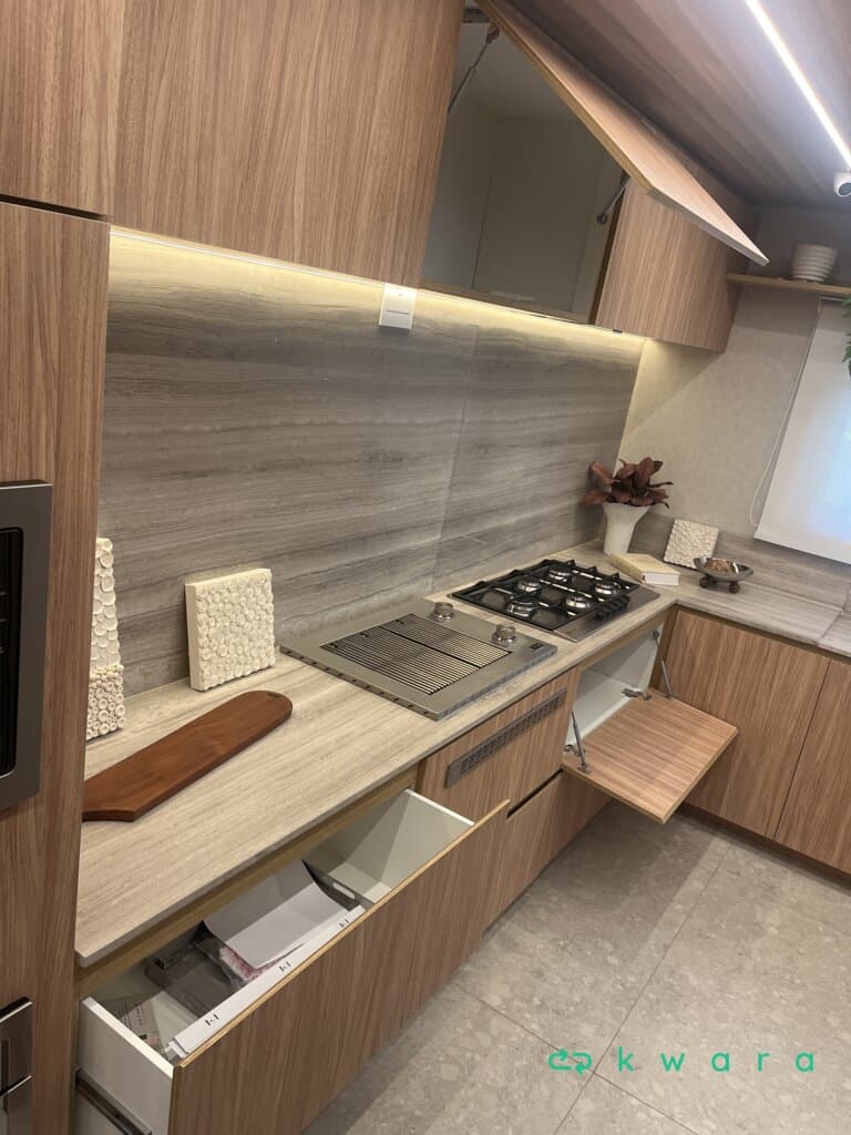 Armário completo, pedra com cuba esculpida, 2 torneiras Deca, gabinetes, espaços para eletrodomésticos, banco lateral com encostos e futon - foto 9