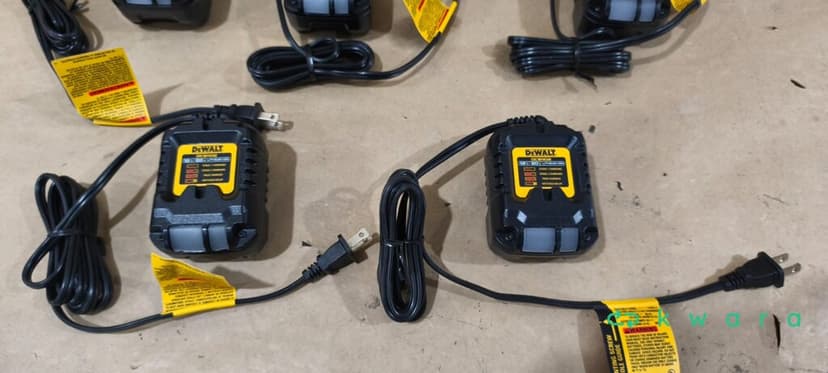 8 Carregadores De Bateria - Dewalt E Stanley -  - Saldo A -  KR5593 - foto 5