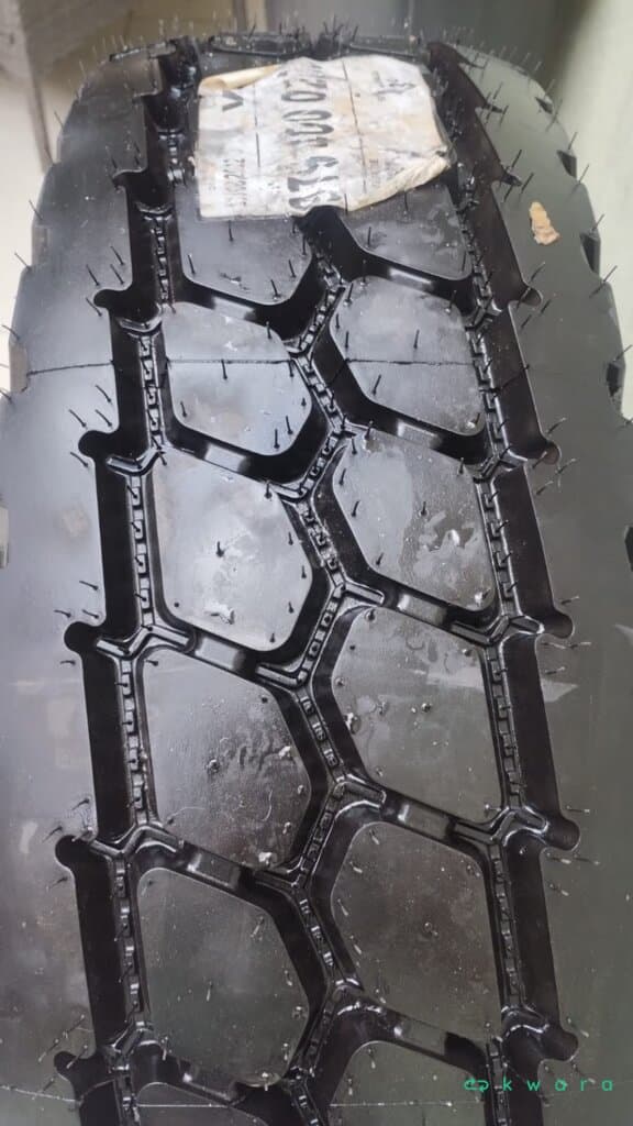 10 Pneus Pirelli Aro 17.5 com Rodas de Ferro ( Novos sem uso ) - foto 2