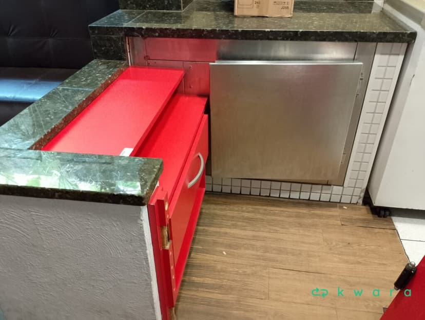 Móvel De Madeira, Pedra e Estrutura de Armário em Inox - foto 4