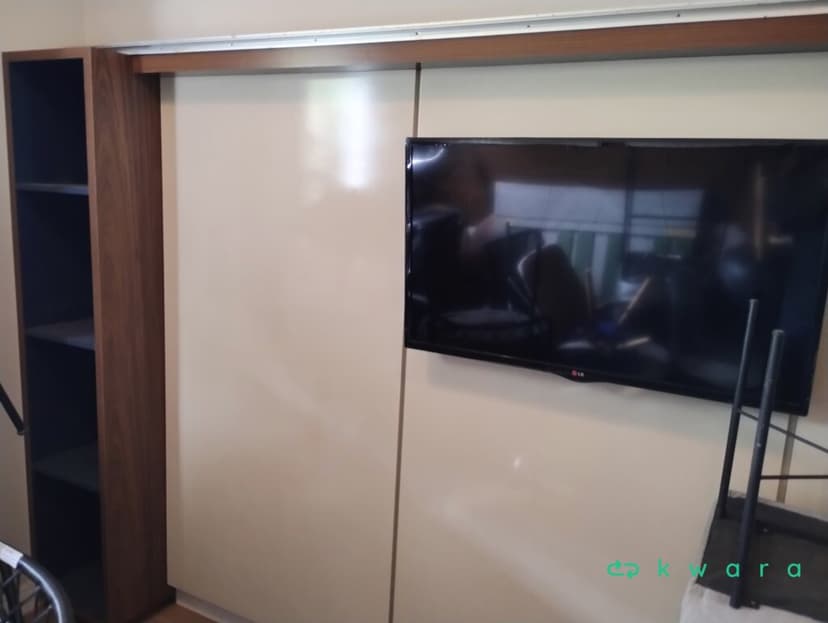 Armário com 4 Portas de Correr Espelhadas e Painel - foto 3