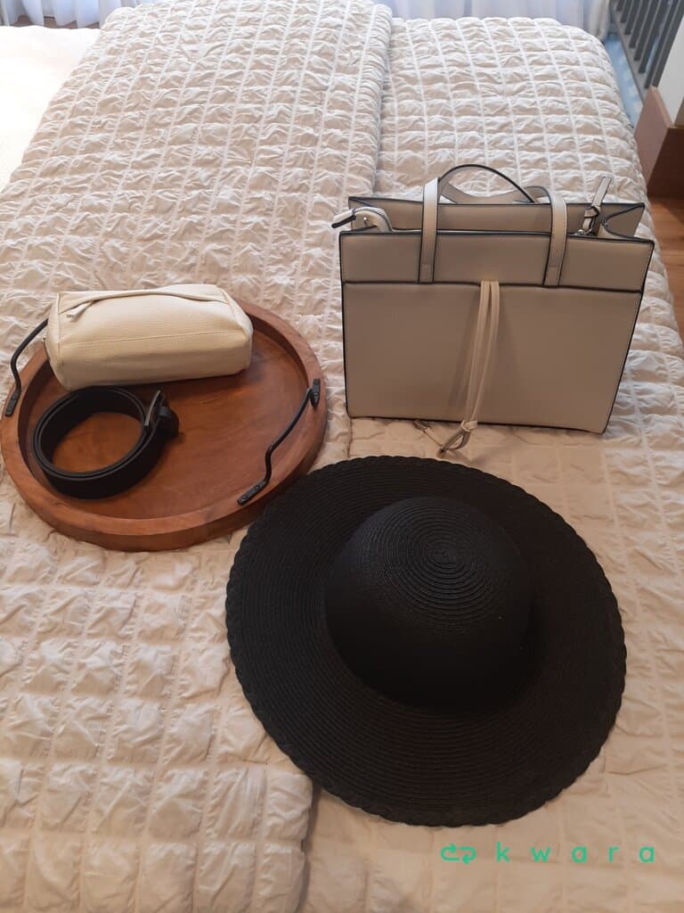 8 Peças de Roupas, 2 Bolsas, Cinto, Bandeja e Chapéu - foto 2