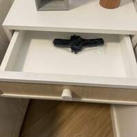 Guarda roupa  com 3 portas sendo 2  de correr nicho, cabeceira e 2 mesas de cabeceira com gaveta (não inclui itens) - foto 4