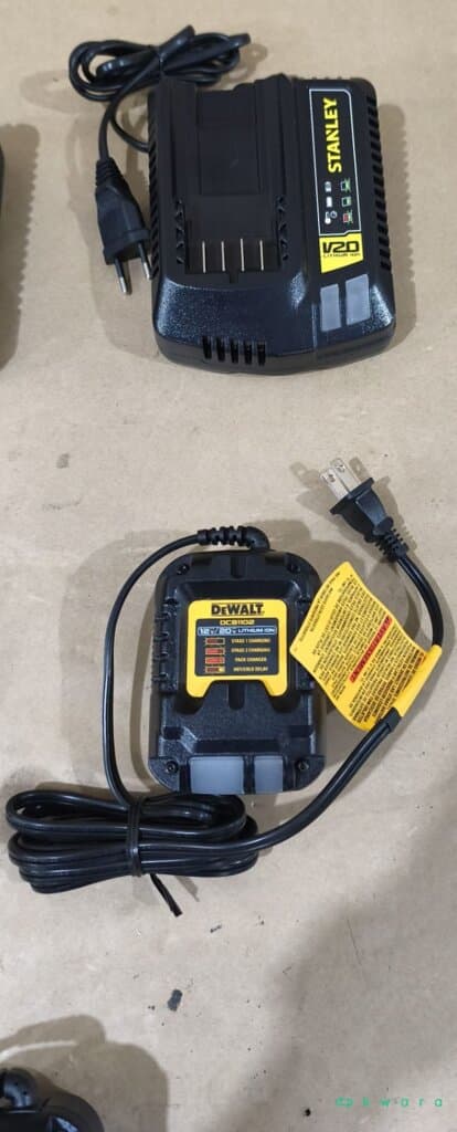 8 Carregadores De Bateria - Dewalt E Stanley -  - Saldo A -  KR5593 - foto 4