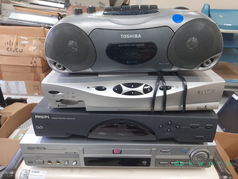 Aprox. 14 Itens: 3 Televisores, 4 Monitores, 2 Videos, Receptor, Micro System, CD Player, Amplificador, Resiver e Controle - foto 2
