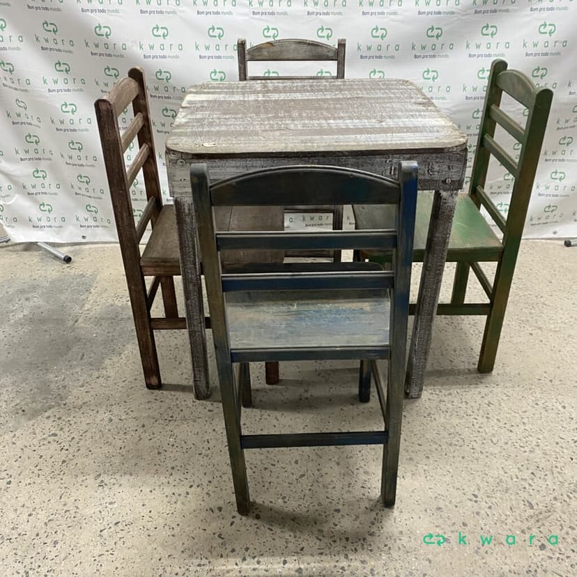 Mesa de madeira quadrada com 5 cadeiras (com avaria) - foto 1