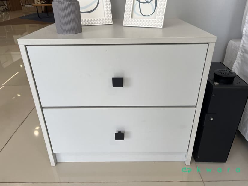 Mesa de cabeceira com 2 gavetas (Não inclui decoração) - foto 1