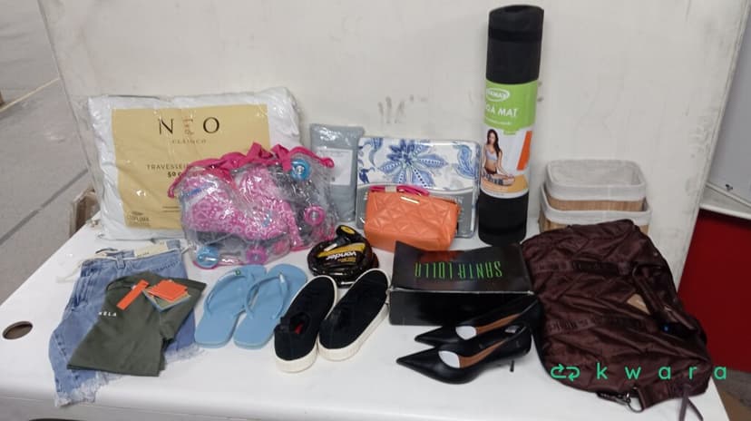 Aprox. 250 itens: Cadeira de Escritório, Banquetas, Sapatos, Lava Roupas, Desinfetantes, Amaciantes e outros itens. - foto 2