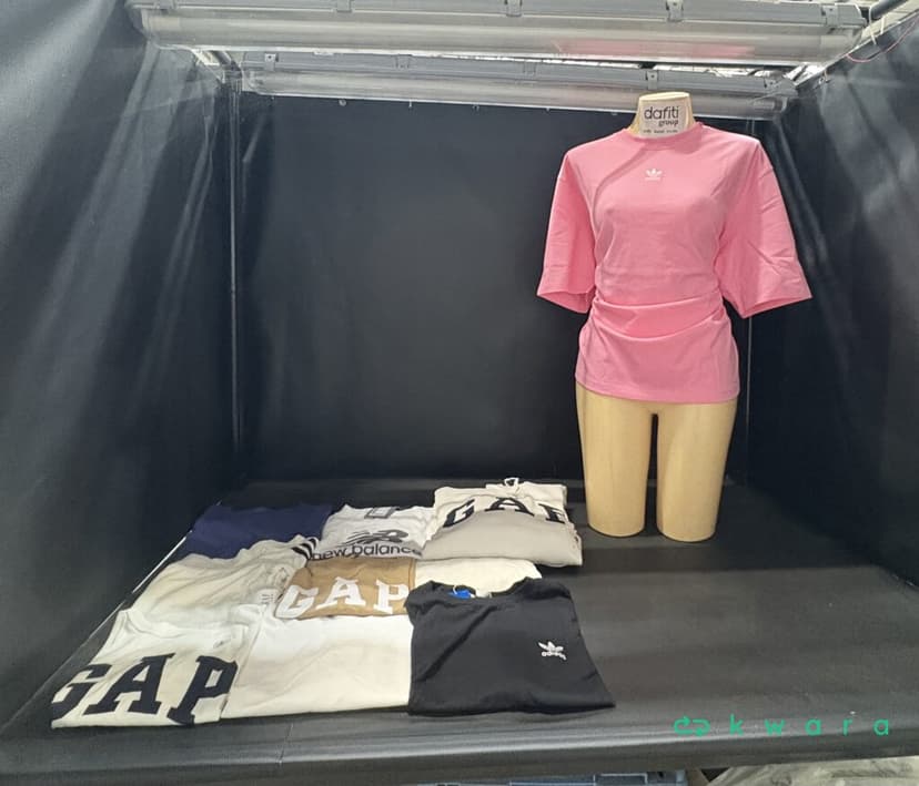 Aprox. 126 Roupas diversas (GAP, Colcci e outros) - AVA VEN VES 067 - foto 1