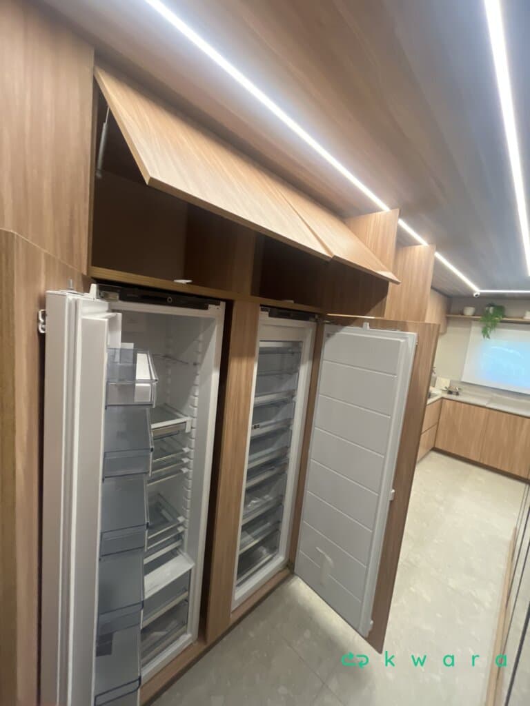 Armário completo, pedra com cuba esculpida, 2 torneiras Deca, gabinetes, espaços para eletrodomésticos, banco lateral com encostos e futon - foto 8
