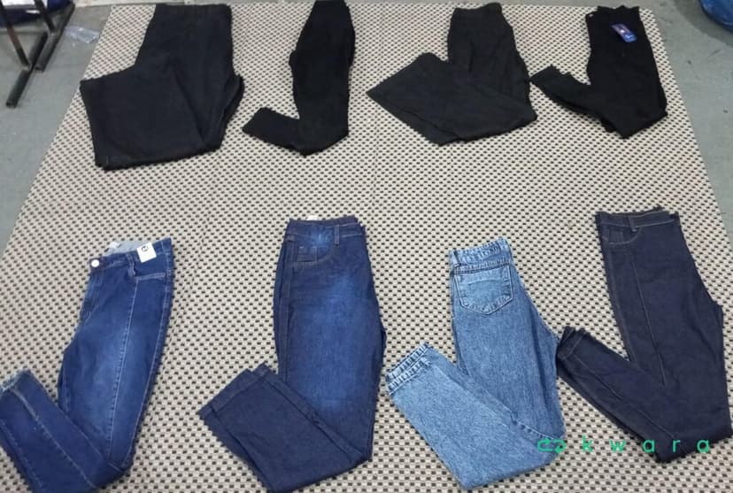Aprox. 14 Calças Jeans Femininas diversas  - saldo a - KO4233 - foto 1