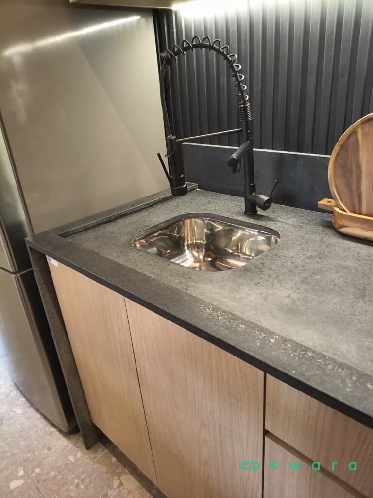 Armário suspenso com 7 portas falsas, pedra com cuba inox, recorte para eletro, gabinete com recortes para eletros, 4 portas falsas, gaveta falsa e 2 torneiras (Não inclui decorações) - foto 5