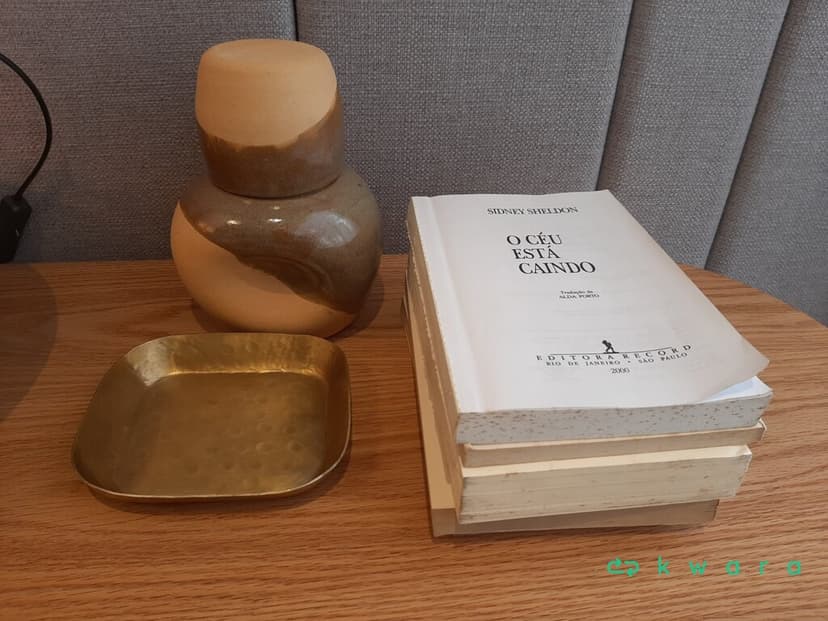Garrafa, Bandeja e 4 Livros - foto 1