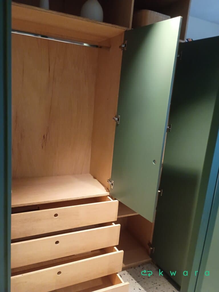 Armário com 3 portas, 4 gavetas, base de cama com colchão, módulo de madeira com escrivaninha e armário suspenso com 2 portas - foto 5