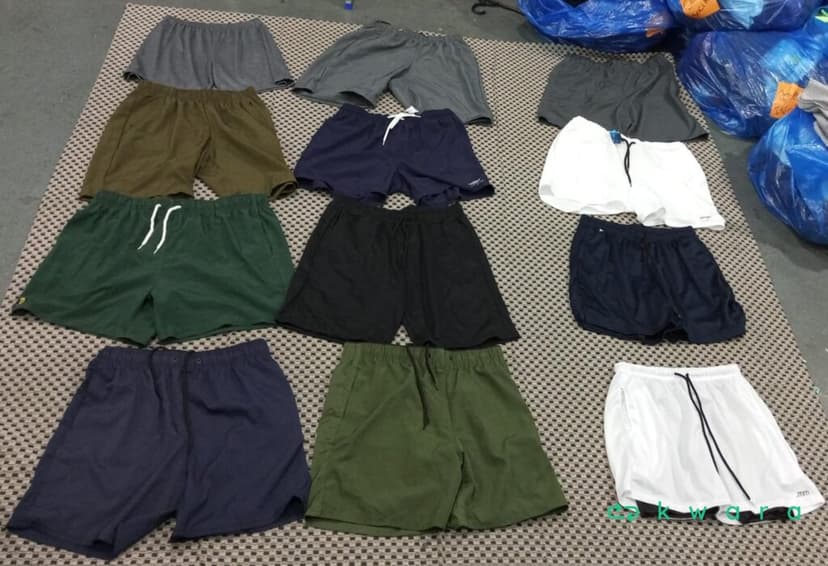 Aprox. 18 Shorts Masculinos diversos  - saldo a - KO4232 - foto 1