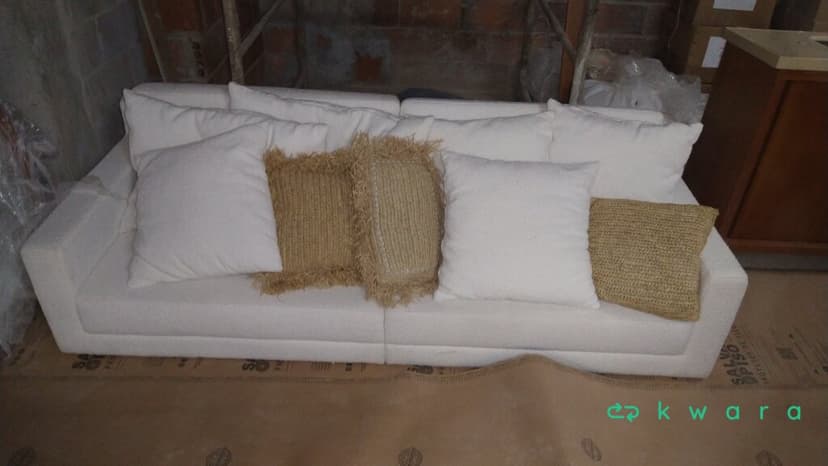 Sofá Casa Ocre de 3 Lugares com 9 Almofadas - foto 1
