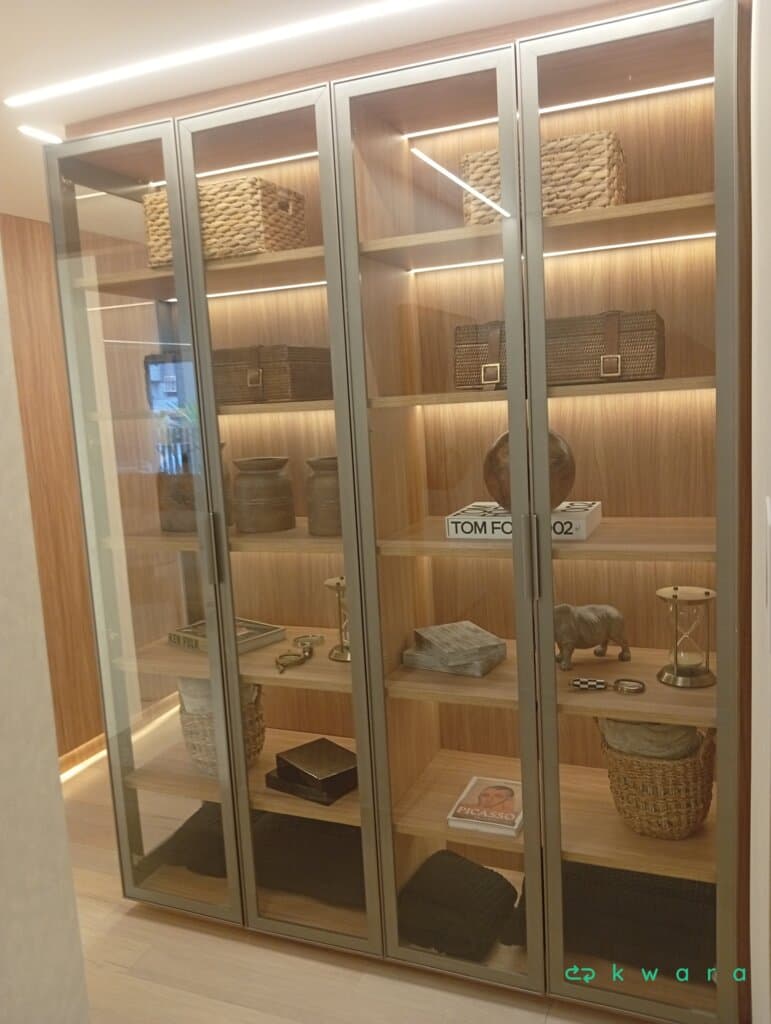 Armário com 4 portas de vidro e 10 prateleiras internas - foto 2