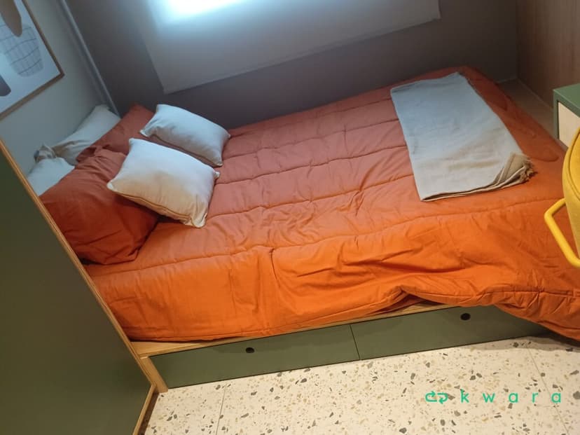 Armário com 3 portas, 4 gavetas, base de cama com colchão, módulo de madeira com escrivaninha e armário suspenso com 2 portas - foto 2