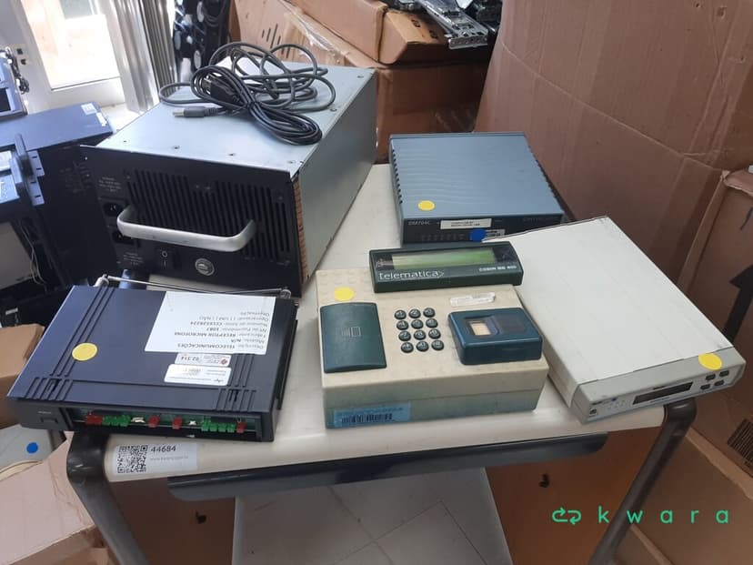 Caixa de Som Amplificada, 32 Aparelhos de Celular Diversos, Receptor Microfone, Etiquetadora Brady, Codin Controle de Acesso, Trendnet Tk-Ex2, Kvm e Testador - foto 2
