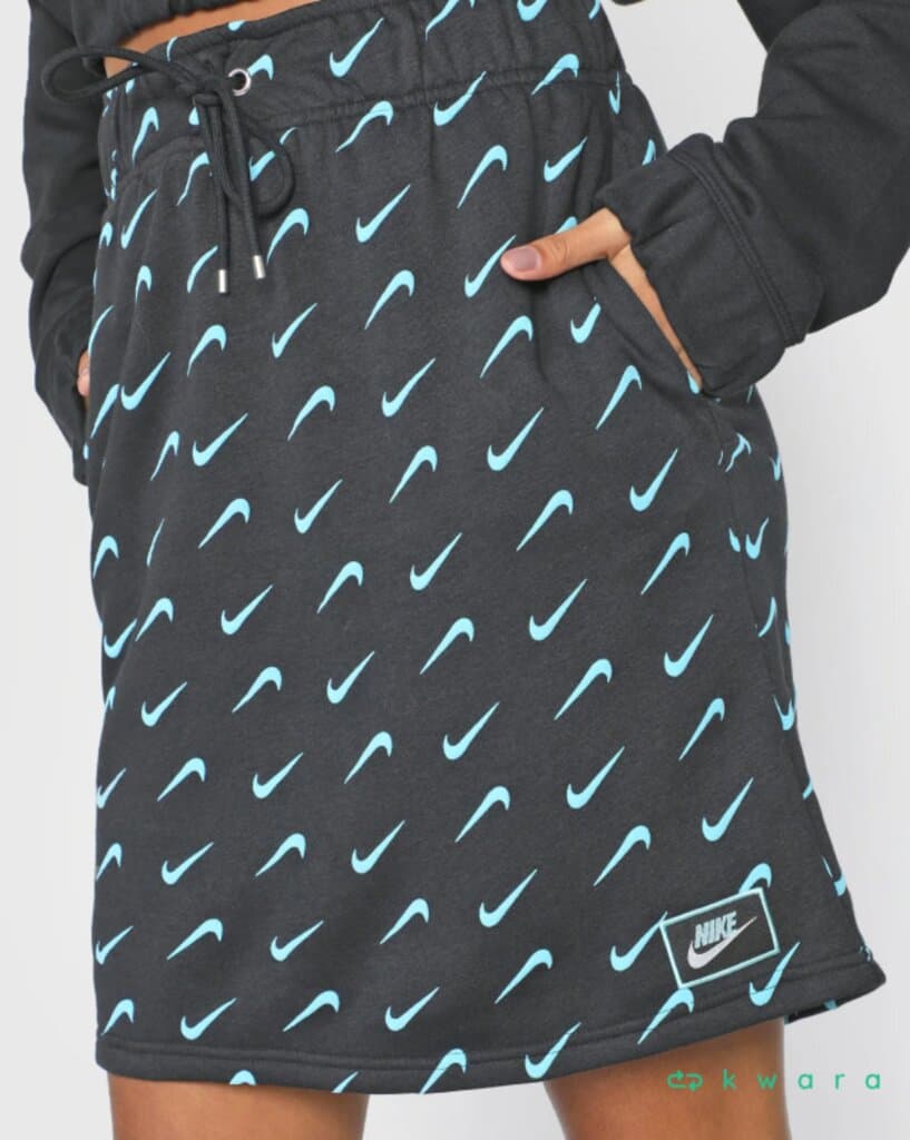 Aprox. 73 Itens - Roupas Nike Sportswear (Produtos Novos e de Estoque) - VEN OBS VES 001 - foto 5