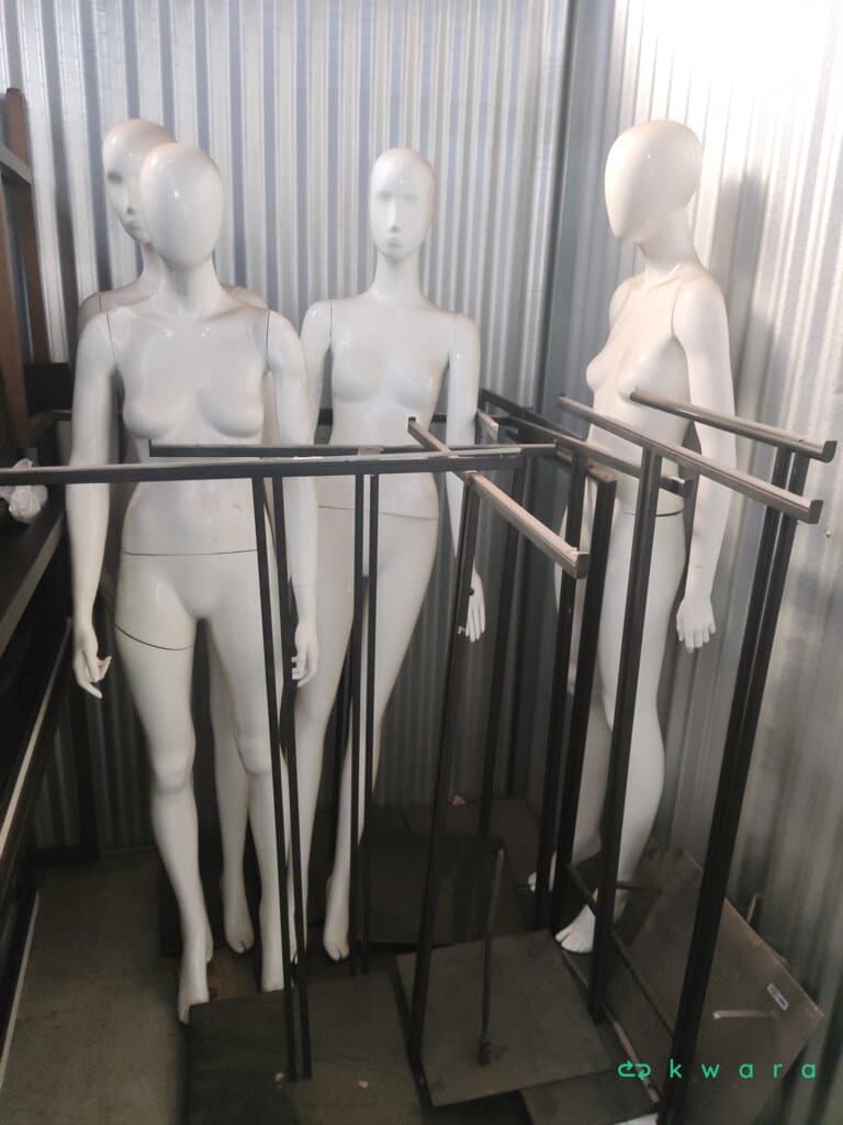 4 Manequins e 7 Suportes - foto 1