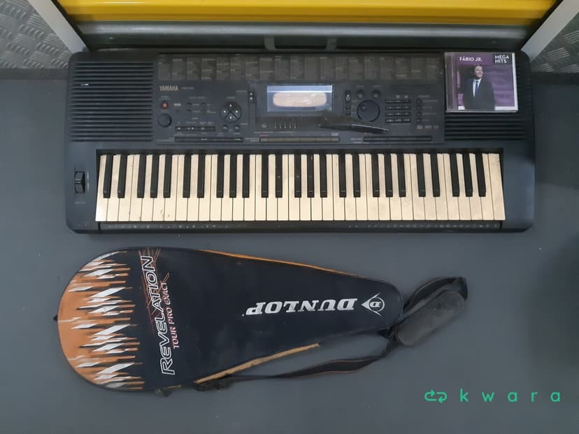 Teclado Yamaha, Raquete de Tênis, Caixa de Som Amplificador LL Audio , Caixa de som e 3 Capacetes - foto 1
