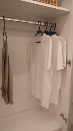 4 Blusas, 3 Calças e Tênis - foto 3