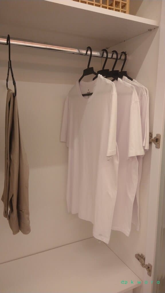 4 Blusas, 3 Calças e Tênis - foto 3